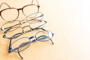 視力1.0未満のこどもが増加中？！家族で気を付けること